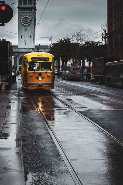 黄色的公共汽车在路上白天
